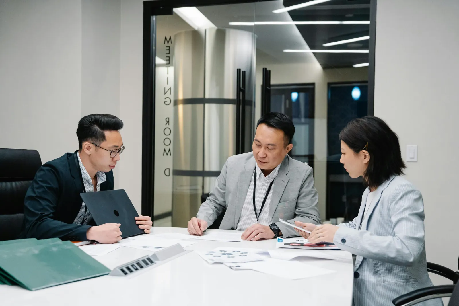 LHD procurement team negotiating with a China supplier in a meeting
